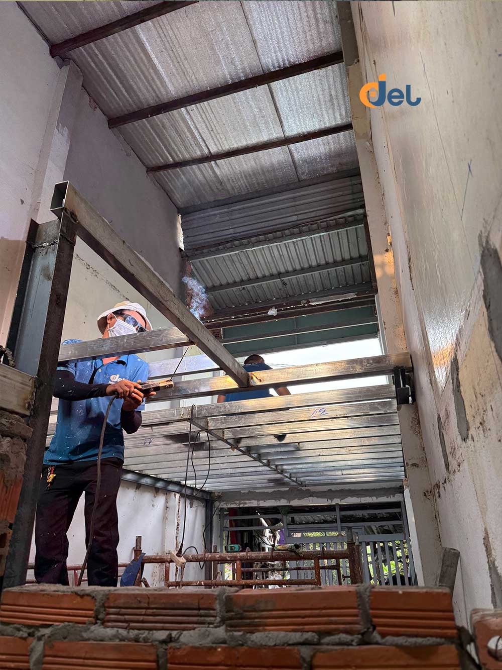 Cắt và hàn khung sắt