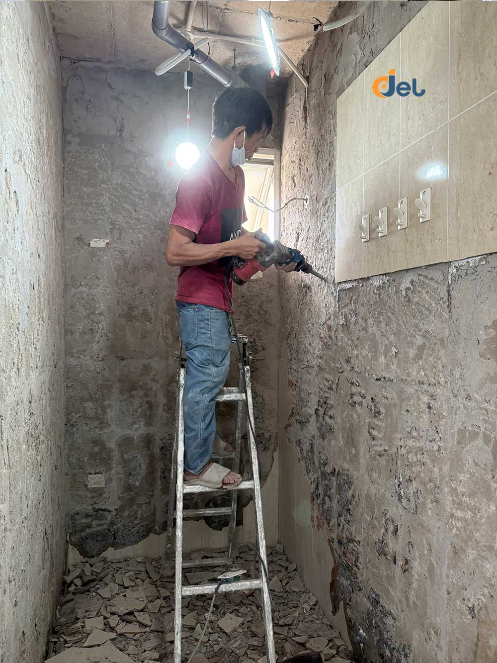 Đục gạch tường cũ