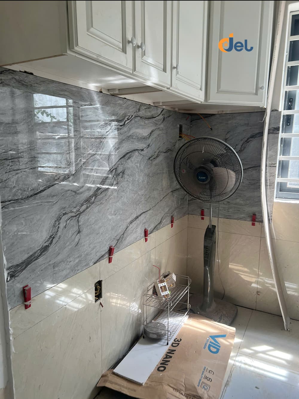 Thi công ốp gạch bếp 80x1600