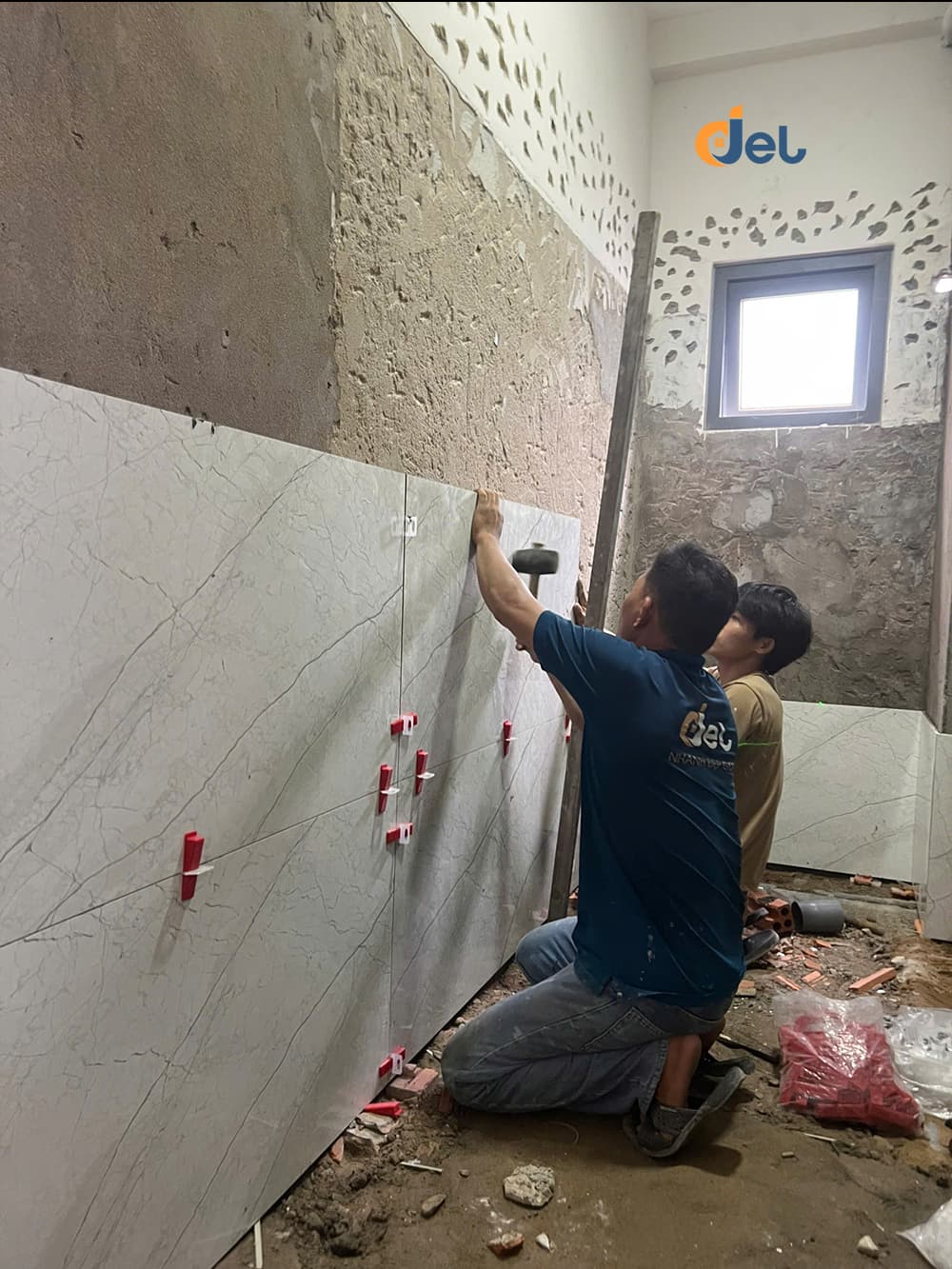 Thi công ốp gạch tường 60x120