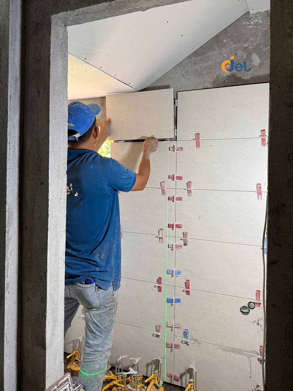 ốp gạch tường nhà vệ sinh