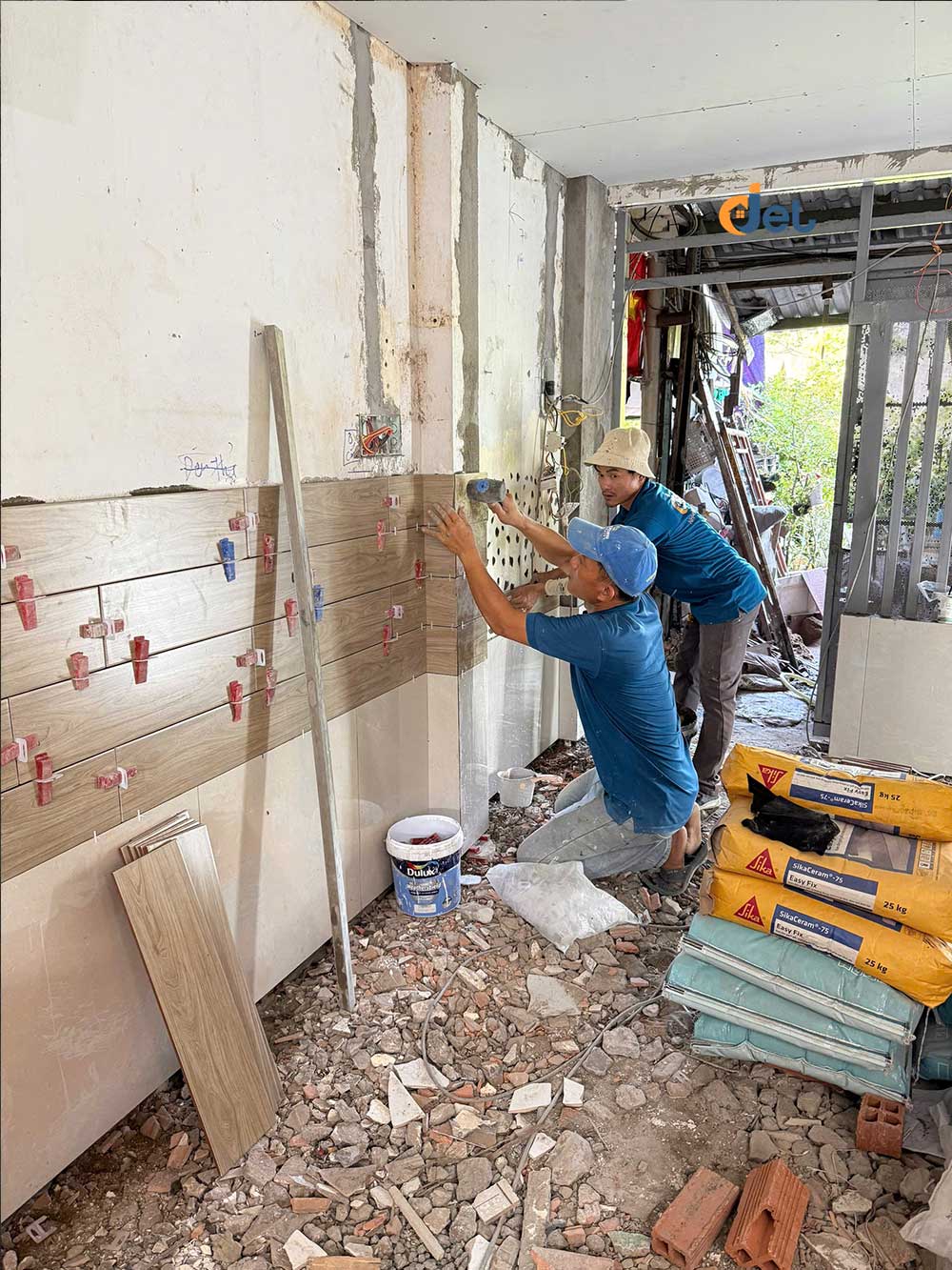ốp gạch tường tầng trệt
