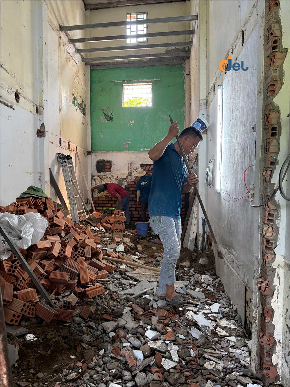 Đục gạch chân tường hỏng