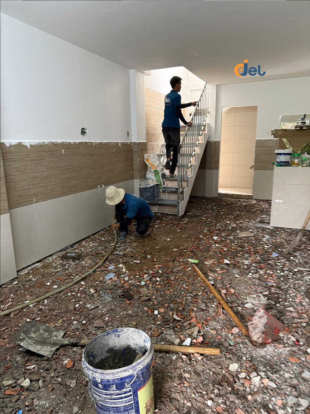 tưới nước nền trước khi ốp gạch