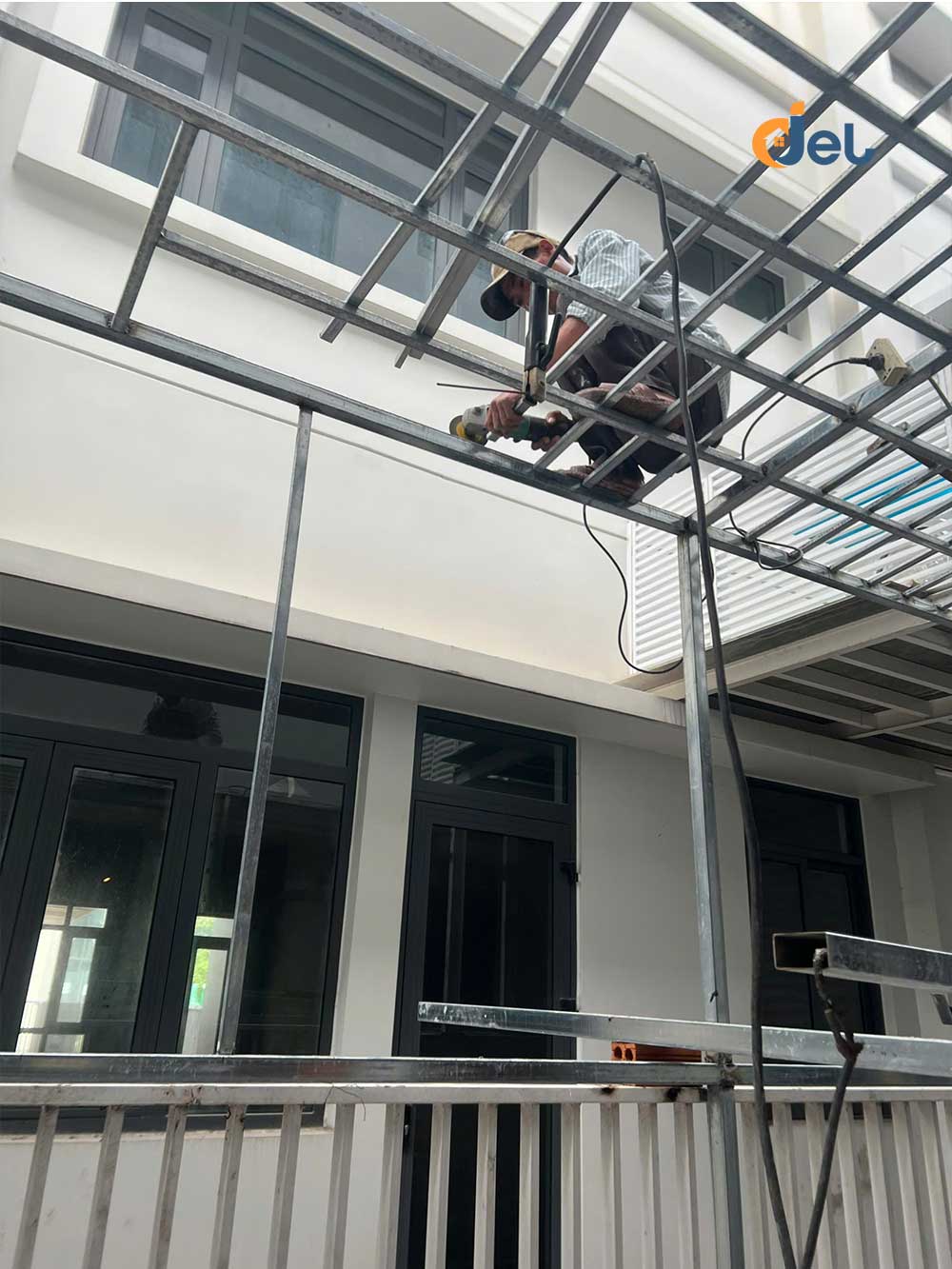 Thi công hàn khung sắt bảo vệ