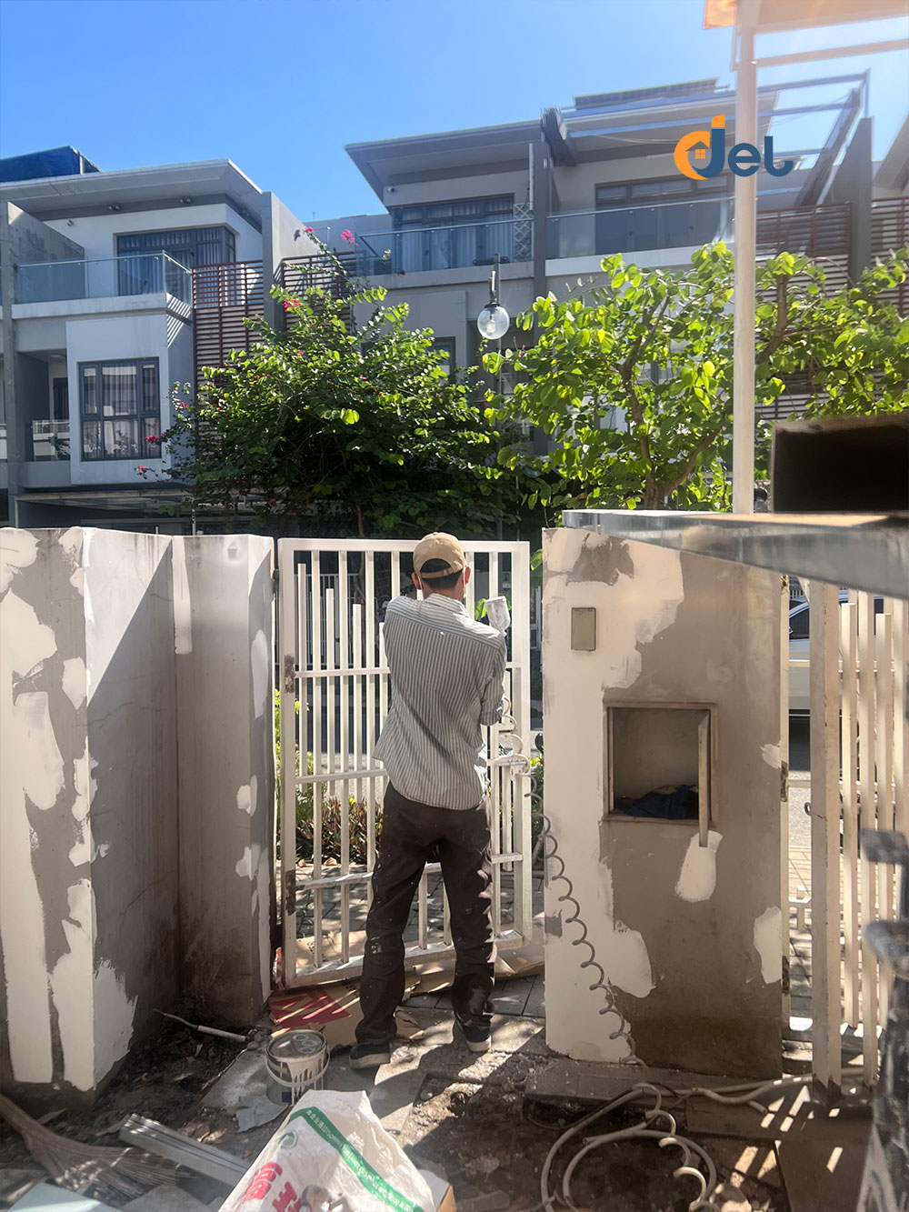 Thi công sơn dầu cửa sắt