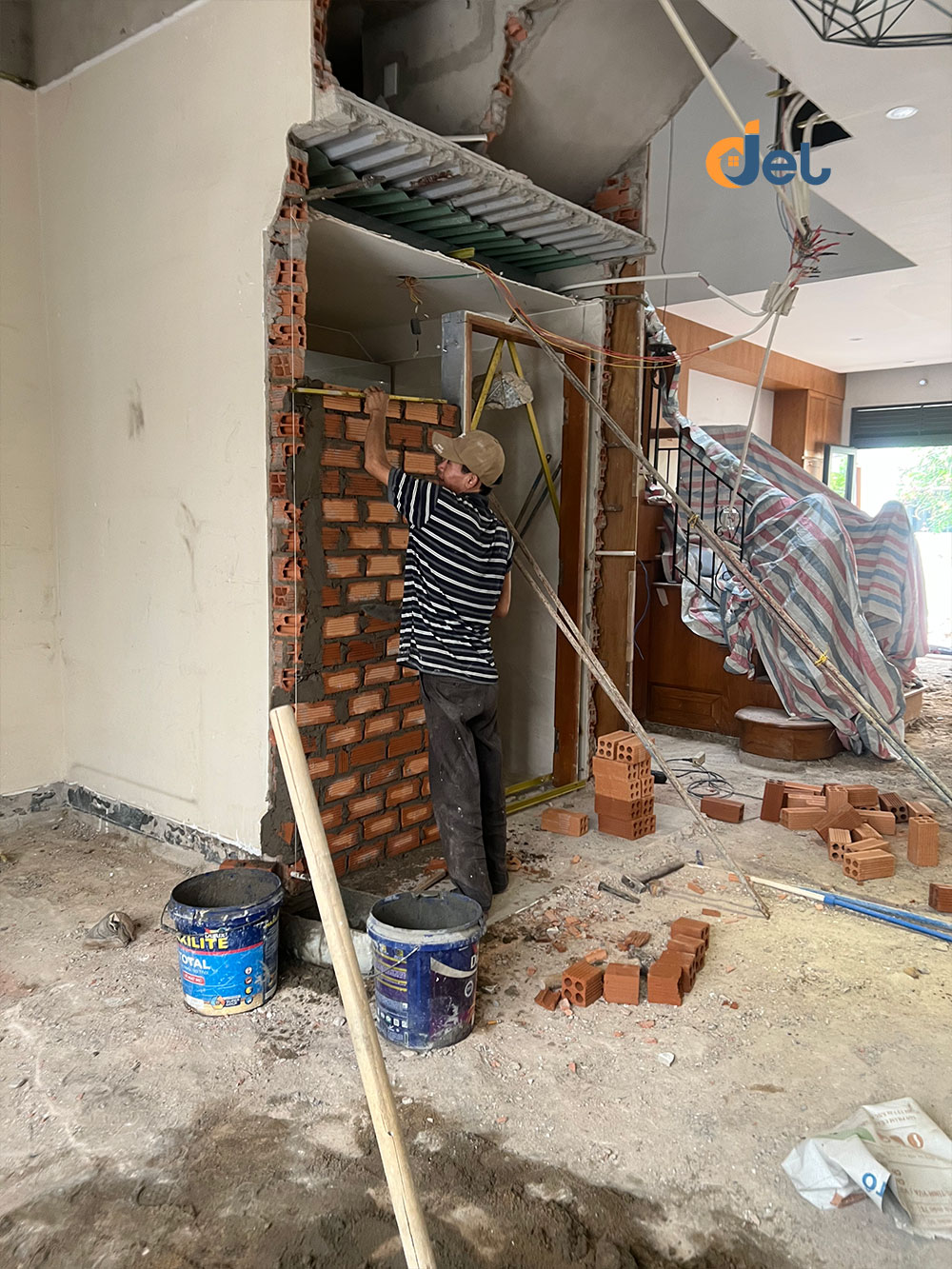 Thi công xây lại vách nhà vệ sinh sau khi đập bỏ thu nhỏ