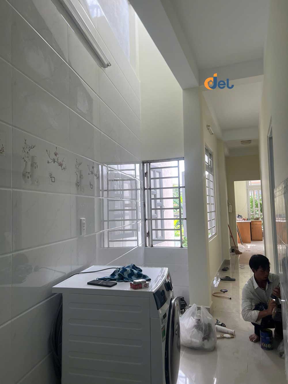 Khu vực để lavabo từ trong nhìn ra